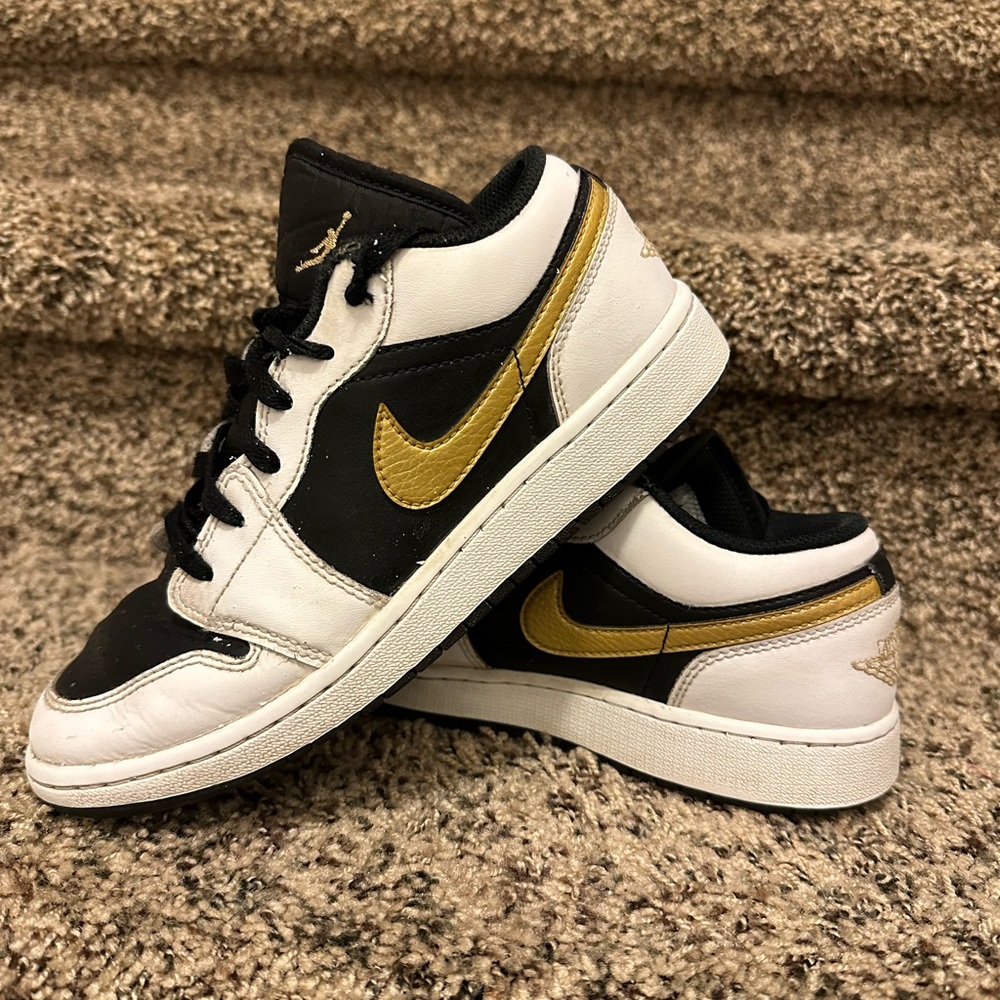 Youth Air Jordan 1 Low, size 5Y
